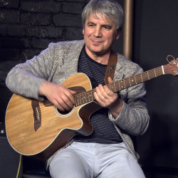Сергей Руднев играет на гитаре